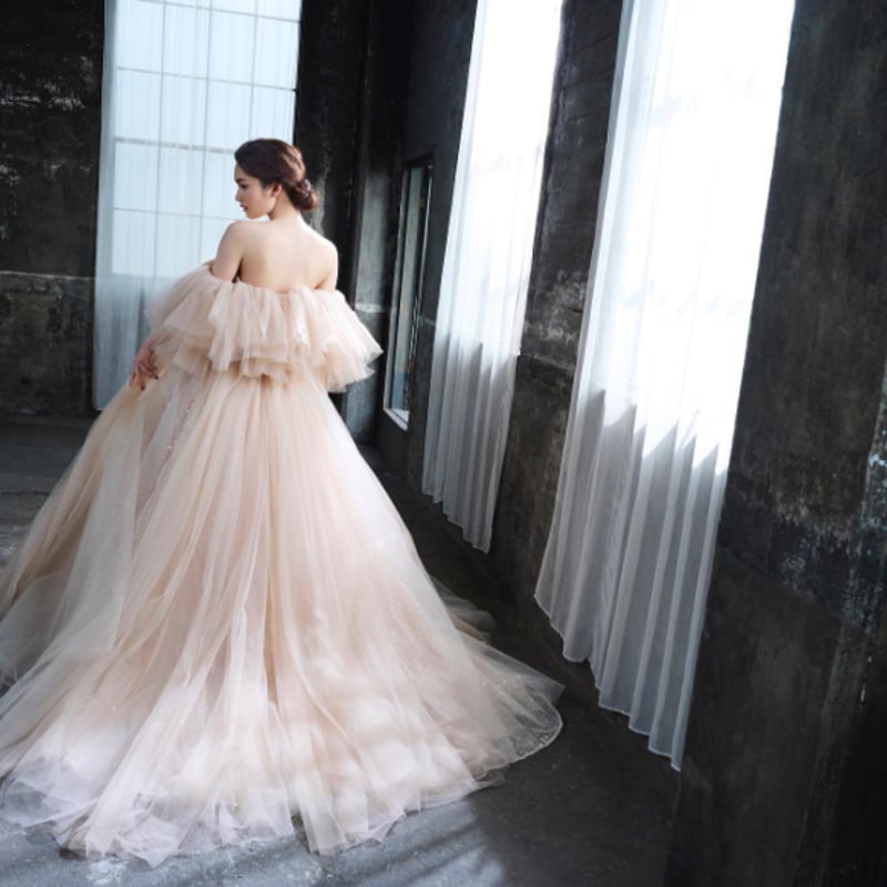 柔らかく重ねたチュールスカート ドレス 薄シャンパンの色 オフショル  