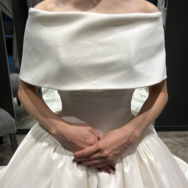 ウエディングドレス 取り外しオフショルダー くるみボタン 華やか 光沢