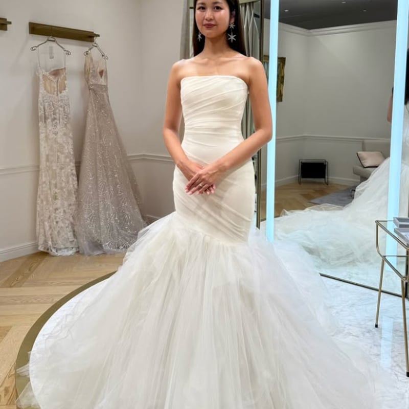 ホワイト ウエディングドレス 華やかなトレーンソフトマーメイド