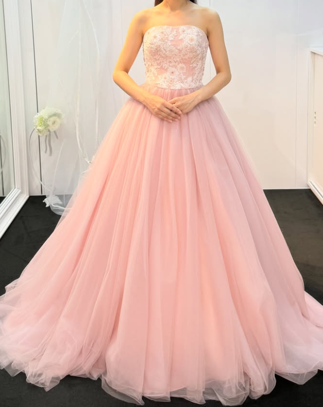 カラードレス ピンク 花柄のモチーフ刺繍が美しく 編み上げ ベアトッ