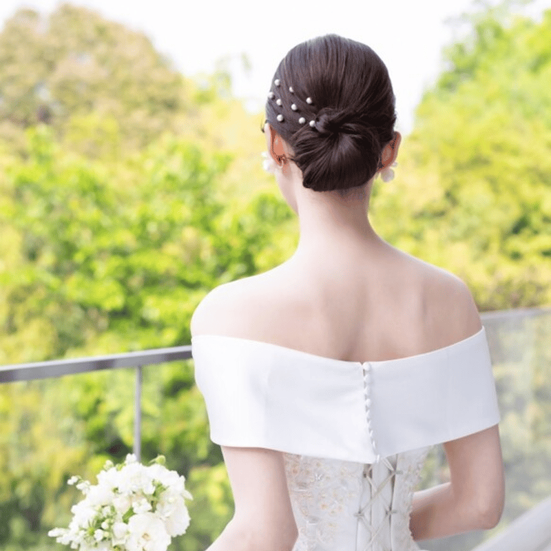 実例写真！ホワイト オフショルダー のみ 光沢サテン 結婚式 前撮り 