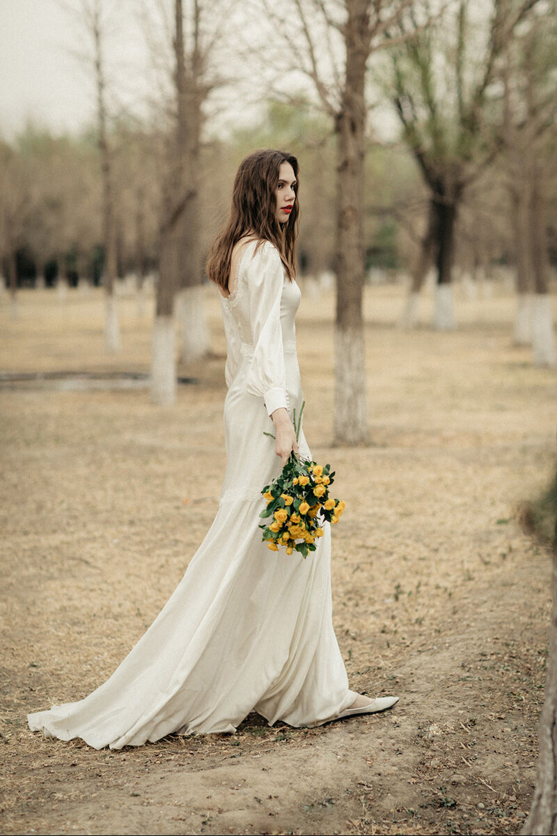 C243 キラキラミニトレーン繊細レース シルエット ファスナー二次会