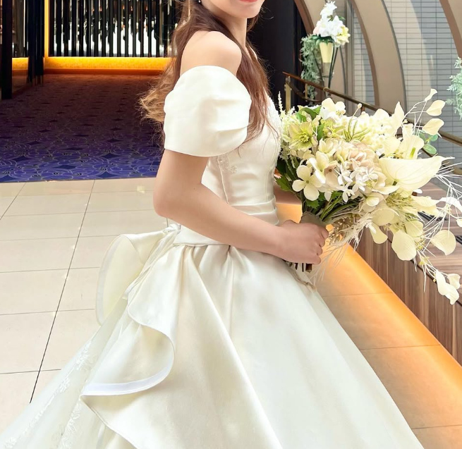 ウエディングドレス オフホワイト オフショルダー ラッフルフリル 繊細