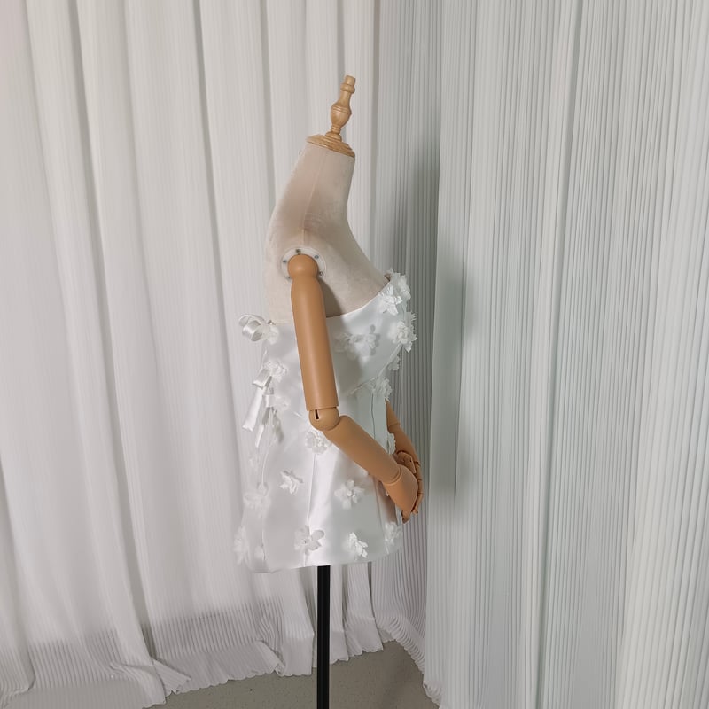 送料無料！ホワイト 花モチーフ 結婚式 光沢サテン ベアトップ  