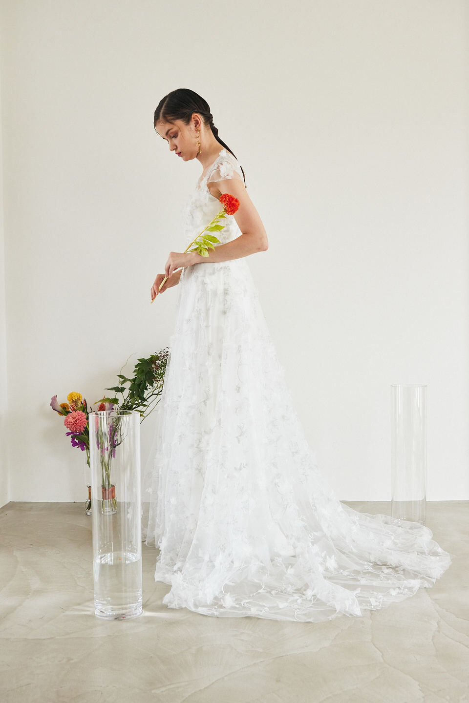 ウエディングドレス バックレス 贅沢な小花総レース くるみボタン 細  