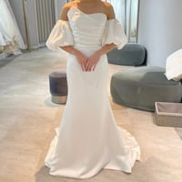ウエディングドレス オフホワイト 光沢サテン スリット 取り外し可能な付け袖 細見えシルエット 花嫁 前撮り