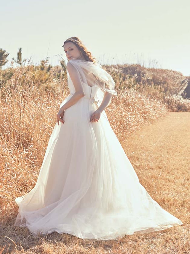 ウェディングドレス ふわふわ ケープ風ドレス リーフ刺繍 チュール  