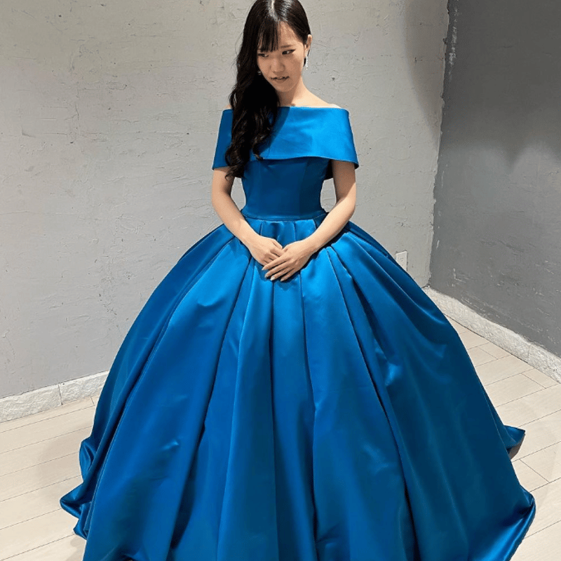 豪華！ ウェディングドレス ブルー オフショルダー くるみボタン