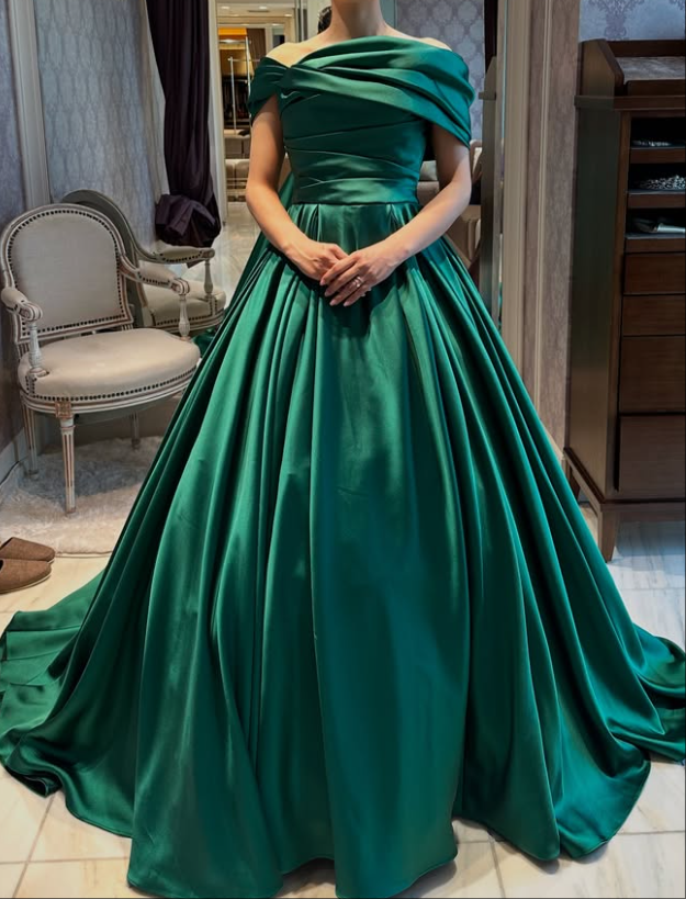 カラードレス オフショルダー 深めな緑 スリット 光沢サテン デザイ 