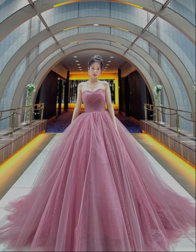 ピンク グリッターロングドレス ピンクのグリッタードレス。上品なグリッターで淡い色のピンクでも存在