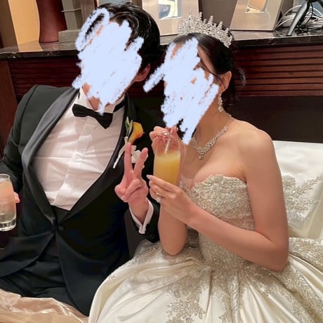 実例写真！ ウエディングドレス オフホワイト ミカドサテン キラキラのハンドビーディング 華やかなトレーン   結婚式