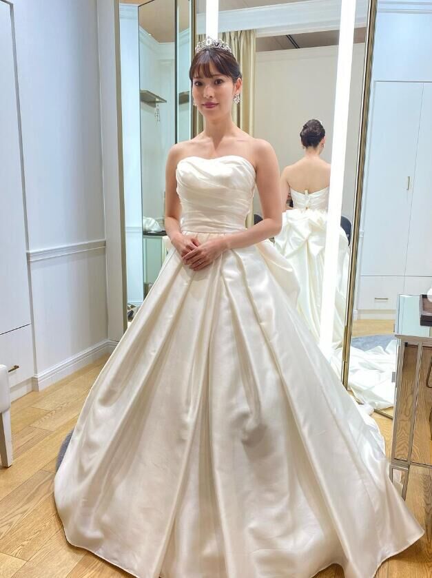 パーティードレス オフホワイト ベアトップ カラードレス 華やかな  