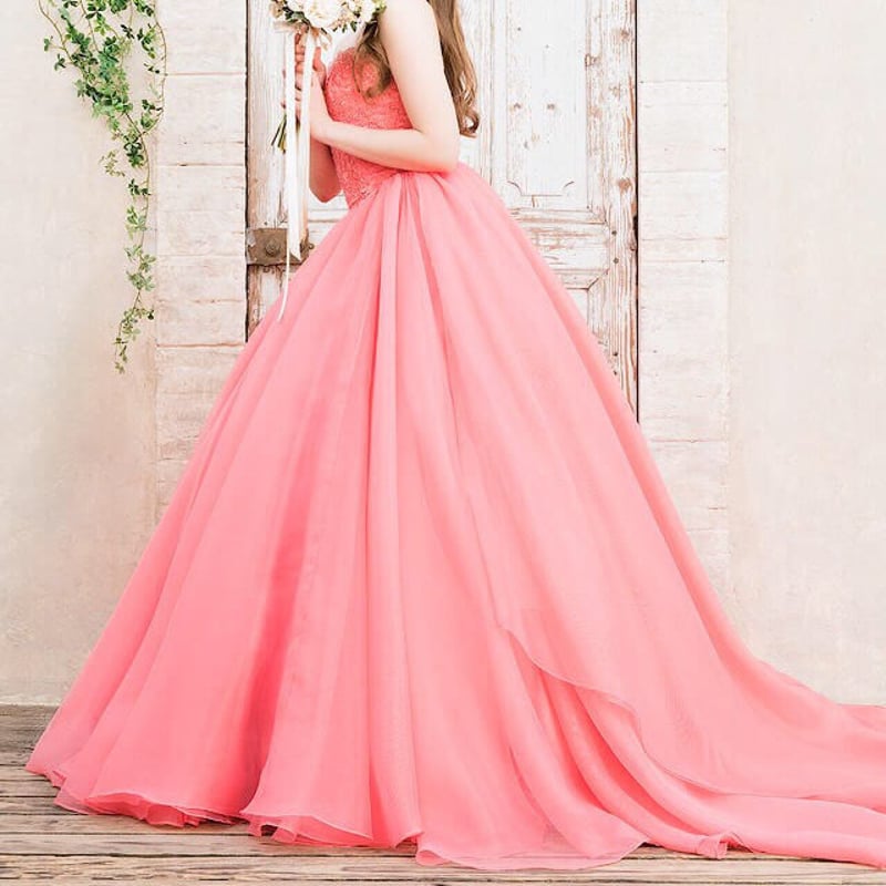 ピンク赤、リボンのウェディングドレス ドレスワンピース結婚式、発表