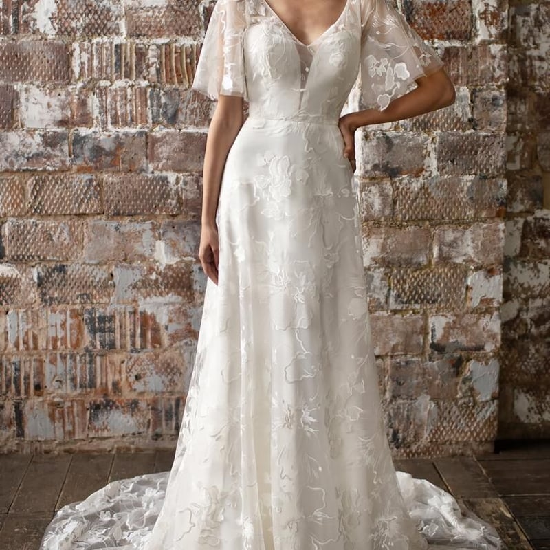 大好評中！総レースウエディングドレス ふわふわ袖 背中見せ  