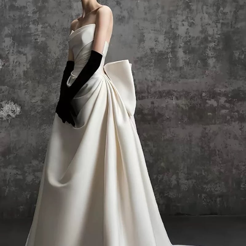 ウエディングドレス オフホワイト ふっくら柔らかなバックリボン