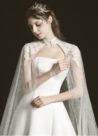 ふわふわ素材☆豪華ビジュー☆オフホワイトのウエディングドレス