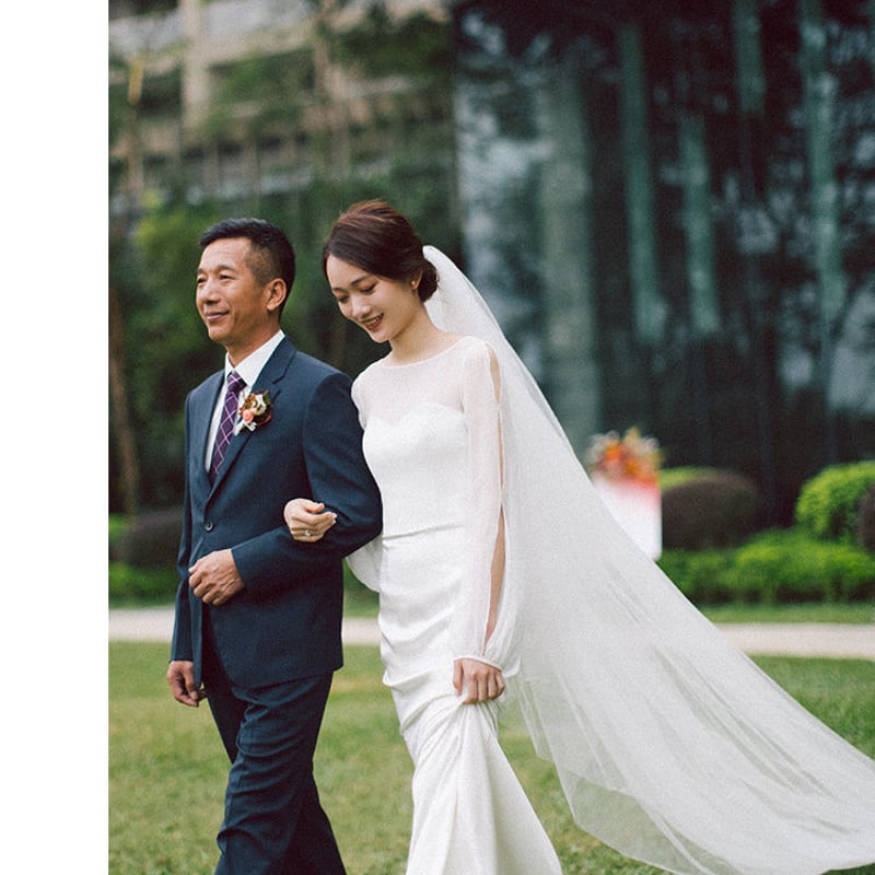 華やか ウエディングドレス こぼれ ホワイト トレーン み上編げ  