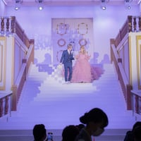 実例写真！ カラードレス ピンク   シークインチュール リボン   華やかなトレーン   フレア袖   ボリュームドレス  結婚式  前撮り