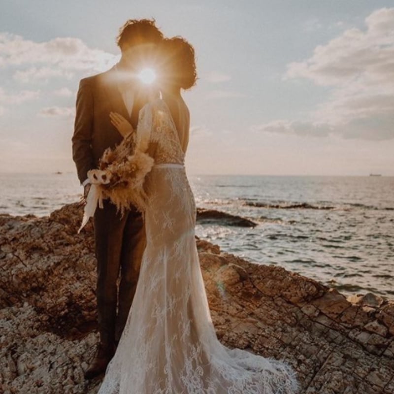 豪華！ ウエディングドレス 背中見せ ミニトレーン 繊細レース  