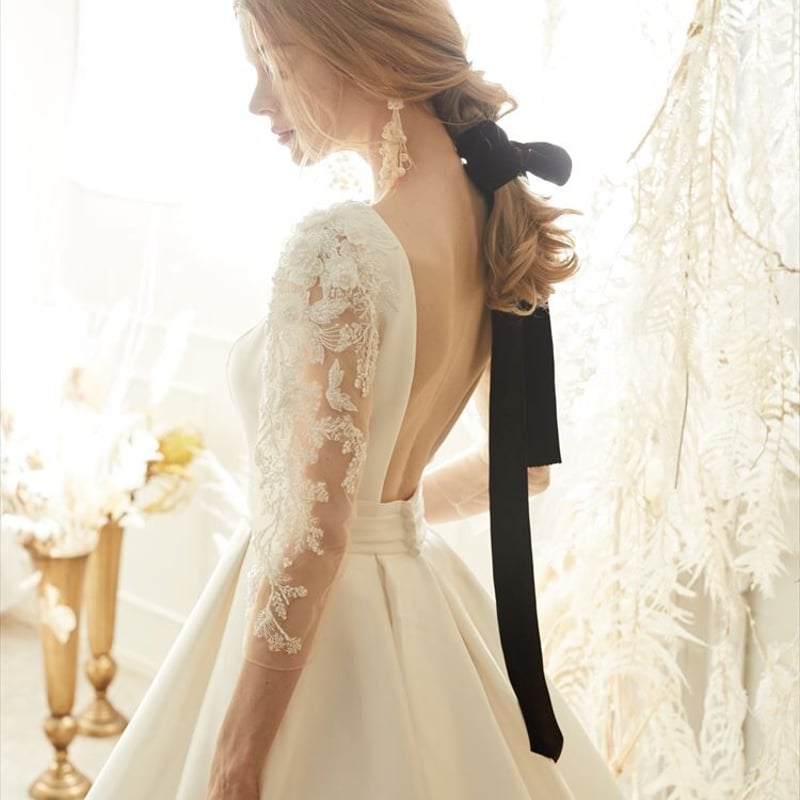 ウエディングドレス シースルー袖 ロングスリーブ バックレス 光沢  