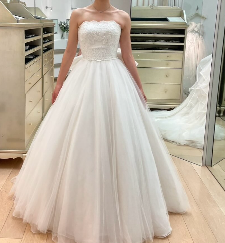 ウエディングドレス オフホワイト ベアトップ 繊細レース ふっくら