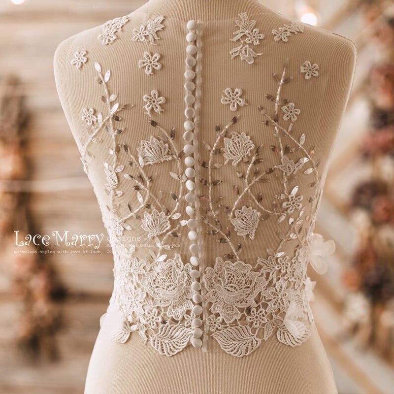 【♡様お取り置き】ドレスプロダクション　リーフ刺繍 ウェディングドレス　W258 リーフ刺繍のドレス。胸元にリーフの刺繍が入ったドレスです。 胸元