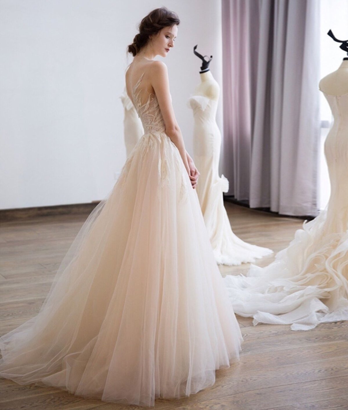 シャンシャン♡ウエデェングドレスご紹介♡ 高品質！ ウエディングドレス 薄シャンパンの色 ベアトップ プリンセス