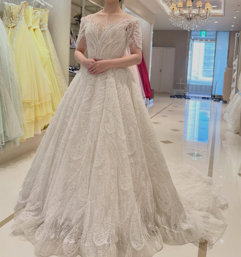 ウエディングドレス オフホワイト 韓国風ドレス 短袖 シークイン