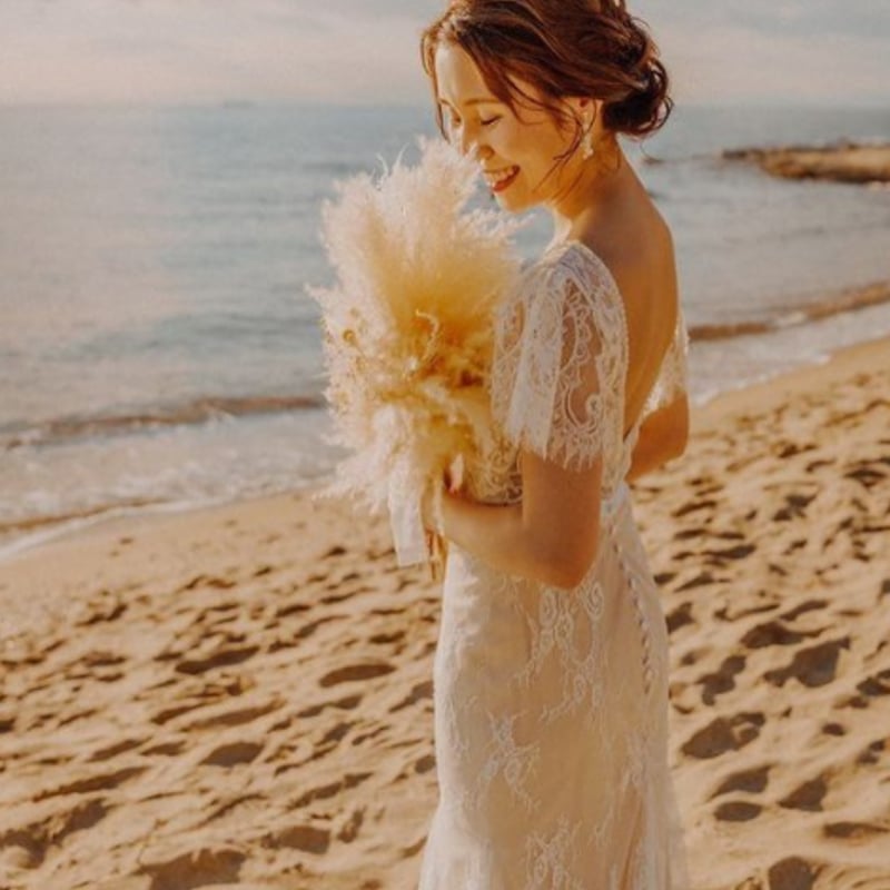 豪華！ ウエディングドレス 背中見せ ミニトレーン 繊細レース  