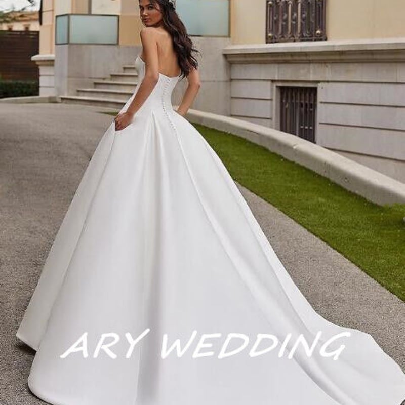 フランス風 ベアトップ ウエディングドレス 光沢サテン 華やかな