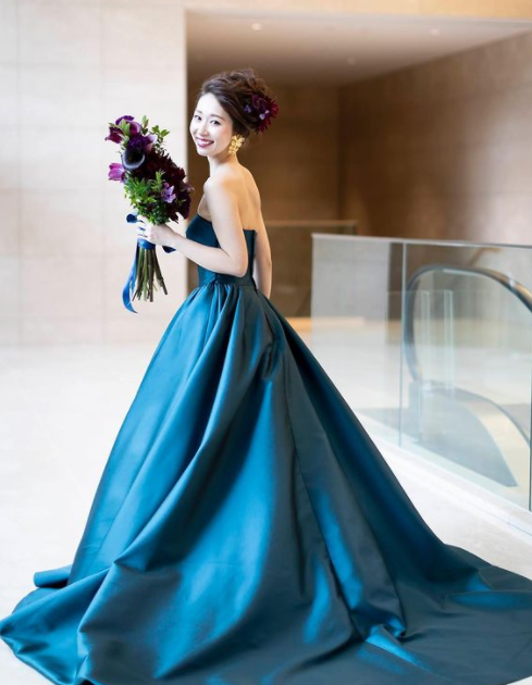 グレーし水色ストラップレス サテン ドレス フィット＆フレア 【公式通販】