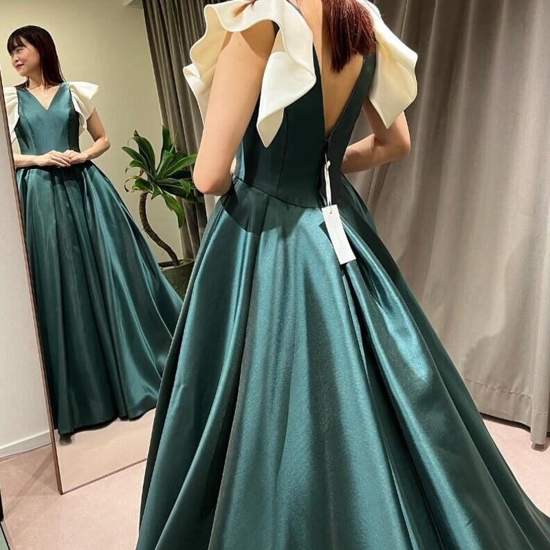 上品！ パーティードレス 深めな緑 フリル袖 Vネック 光沢サテン  