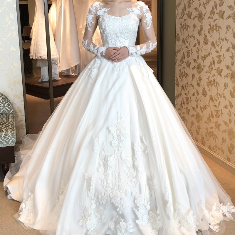 ウエディングドレス オフホワイト ロングスリーブ 花柄モチーフで刺繍