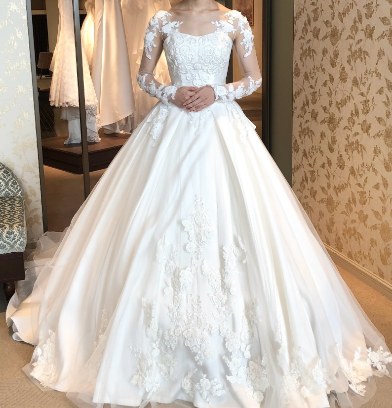 【本日15:00までお値下げ】ウェディングドレス　ホワイト　花　刺繍　S ウエディングドレス オフホワイト ロングスリーブ 花柄モチーフで刺繍