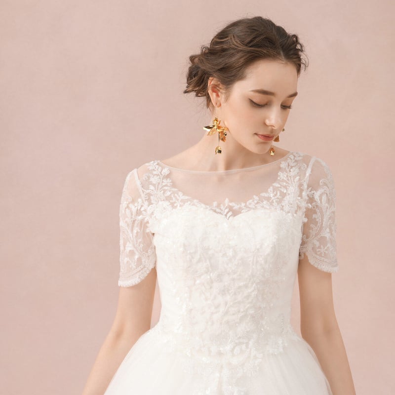 ウエディングドレス 豪華！オフショルダー 光沢サテン 繊細レース 裾に  