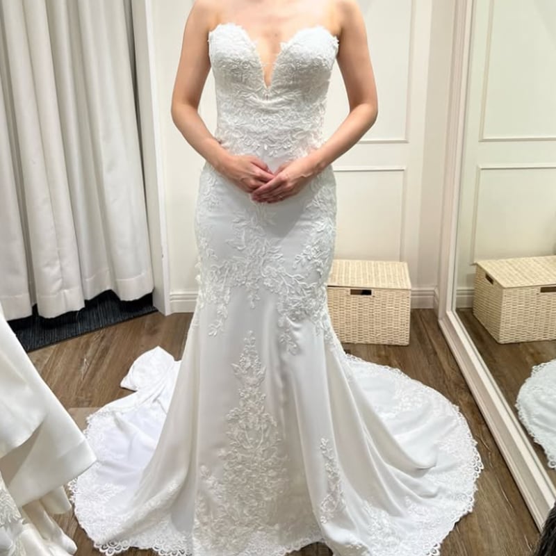 フローラル刺繍ホワイトドレス