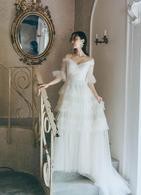 ウエディングドレス オフホワイト 半袖 細見えシルエット フリル袖 A  