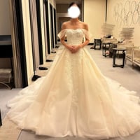 ウエディングドレス  オフホワイト   オフショルダー  花柄モチーフで刺繍が美しい   華やかなトレーン  ファスナー  アンティークなドレス   結婚式