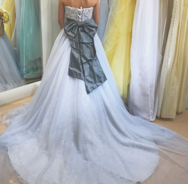 ウェディングドレス爽やかで優しいブルー  カラードレス ベアトップ サッシュベルト 花嫁 前撮り