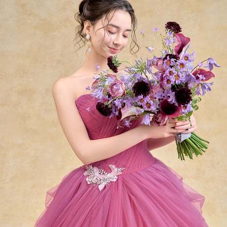 カラードレス   ビビッドピンク   オートクチュール   編み上げ    柔らかく重ねたチュールスカート    華やかなトレーン    花嫁 前撮り