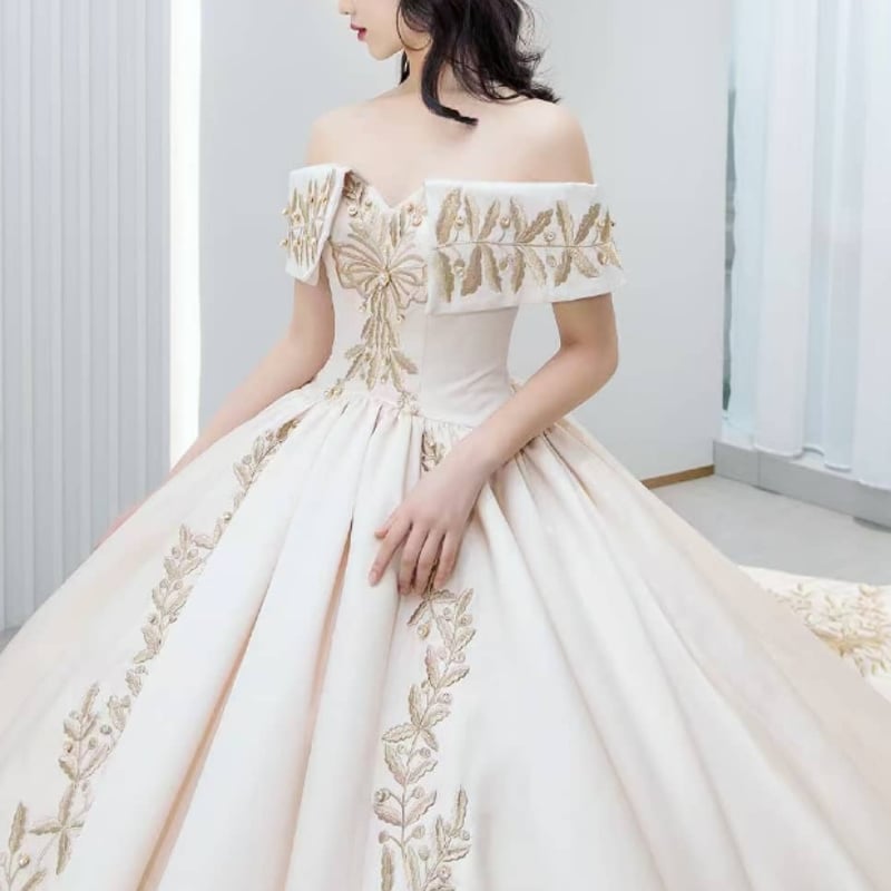 高品質！ ウエディングドレス 枝花刺繍 華やかなトレーン オフ  