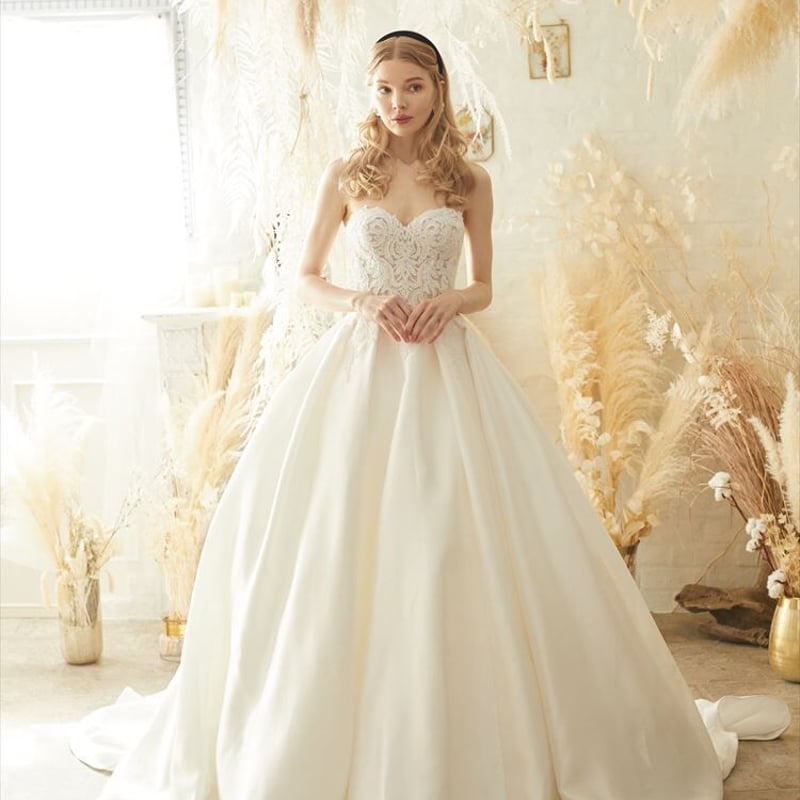 ウエディングドレス ベアトップ 繊細レース くるみボタン 光沢サテン  