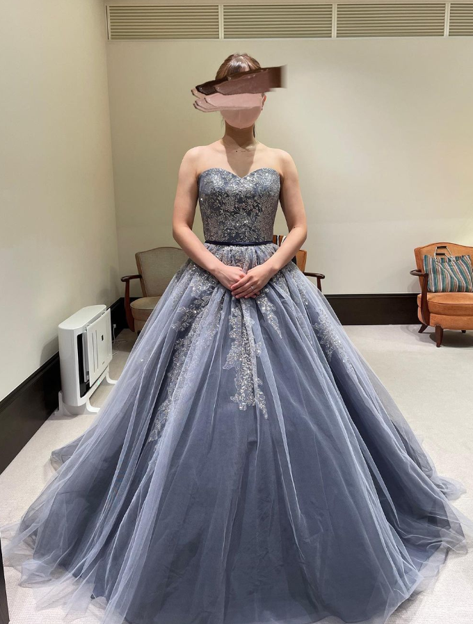 ウェディングドレス ブルーグレー キラキラ光る刺繍 ソフトチュール  
