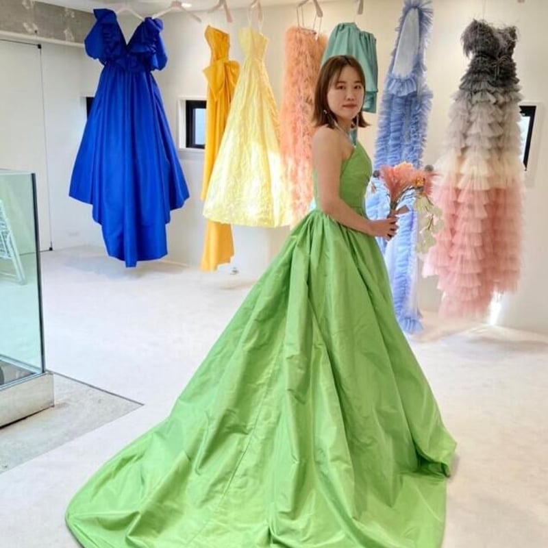 パーティードレス グリーン 抜群のおしゃれ見え ベアトップ 光沢感  