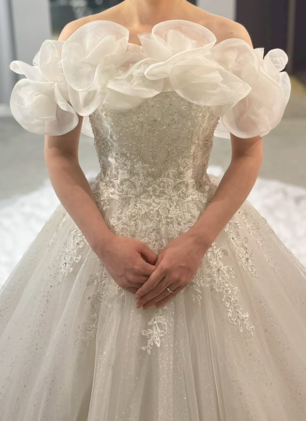 ウエディングドレス オフホワイト 韓国風ドレス フリルオフ