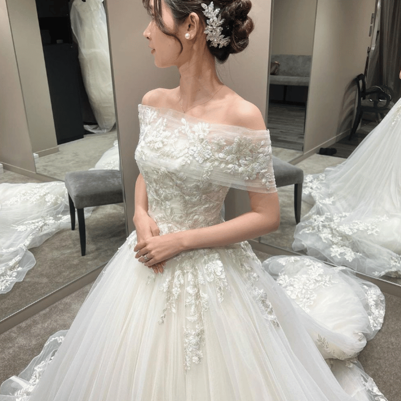 豪華！ウェディングドレス 取り外しオフショルダー 裾に繊細