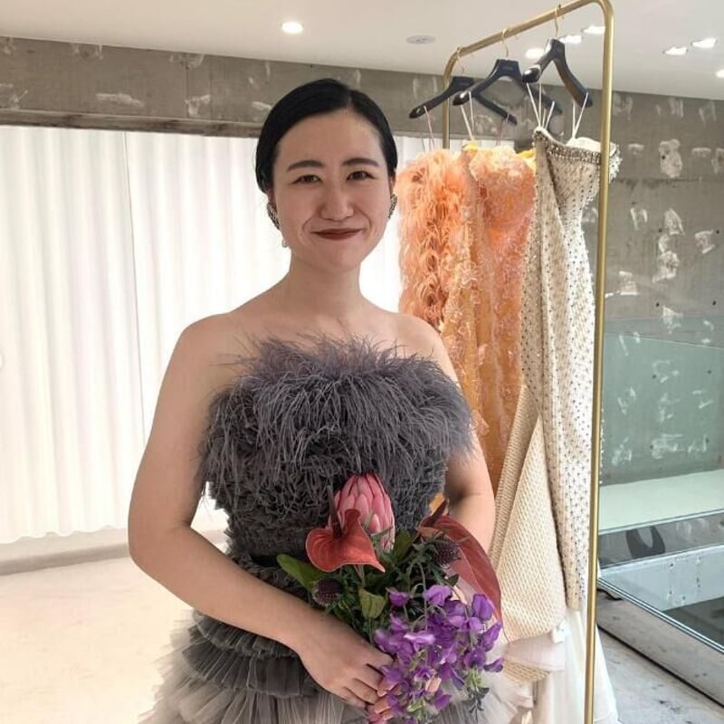 カラードレス 虹色 フェザー 抜群のおしゃれ見え 花嫁 披露宴 結婚式
