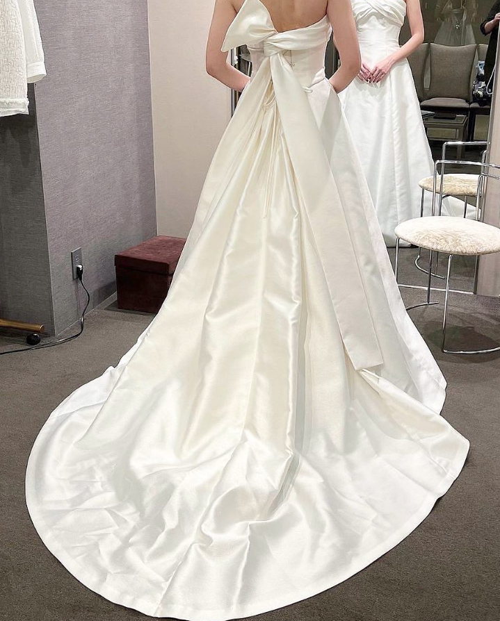 ウェディングドレス ベアトップ スリット ふっくら柔らかなバック  