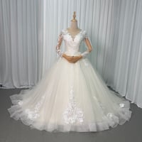 ウエディングドレス オフホワイト ロングスリーブ 繊細なレース  華やかなトレーン  ラウンドネック Vネックドレス ブライダル