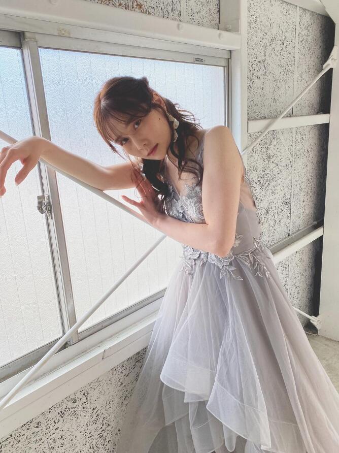 カラードレス グレー 3D立体レース刺繍 背中見せ ラッフルフリル  